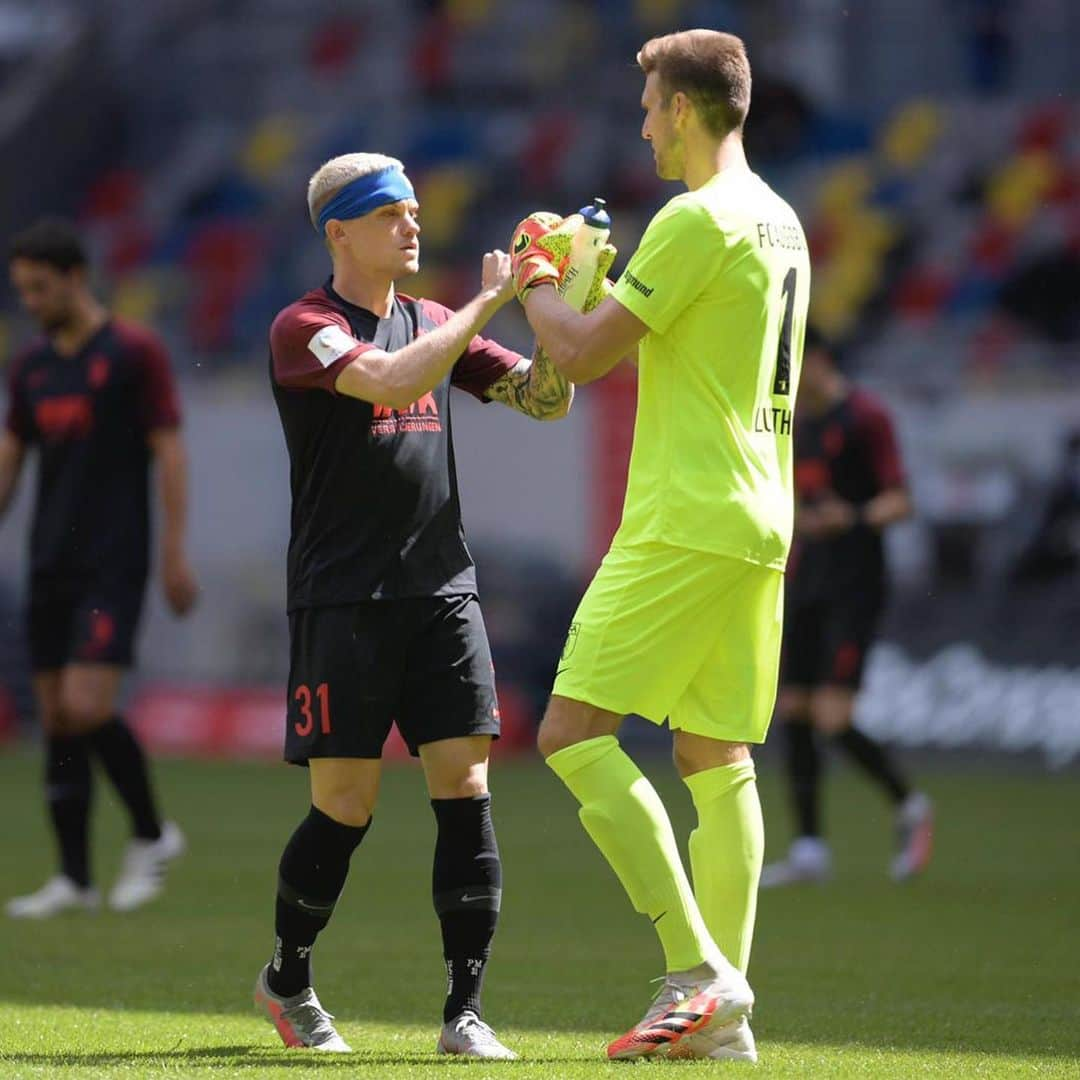 フィリップ・マックスさんのインスタグラム写真 - (フィリップ・マックスInstagram)「We did it again - Klassenerhalt 🍾🔟 • • • #augsburg #fcaugsburg #klassenerhalt #bundesliga #ladecima #wediditagain」6月21日 1時52分 - p.max31