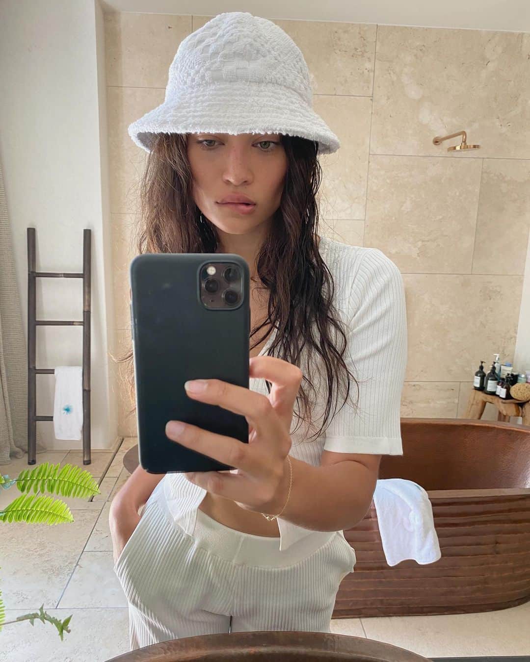 シャニーナ・シャイクのインスタグラム：「Summer season begins today ☀️!! My summer plans are still stuck on my Pinterest mood board ...」