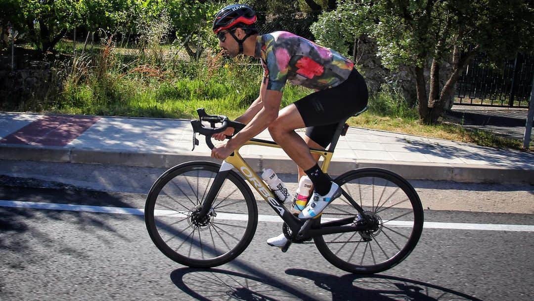 アルバロ・アルベロアのインスタグラム：「Otra tremenda salida con los #kapelmuurboys. Disfrutando y sumando kilómetros a mi #OrbeaOrcaOMX. 📸 @sevilleman & @a.sevi15」