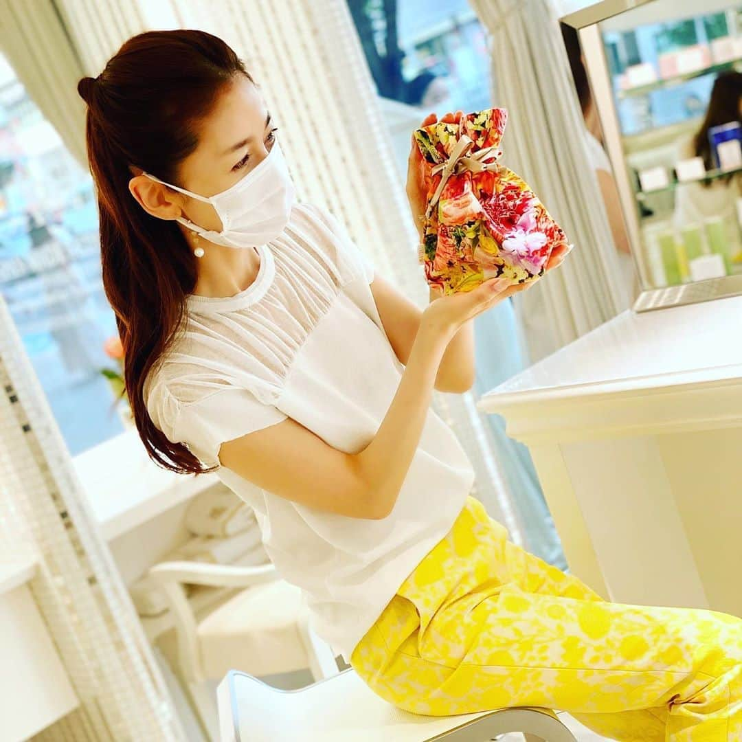 君島十和子さんのインスタグラム写真 - (君島十和子Instagram)「お誕生日に頂いたアレンジメントを転写プリントしたノベルティの巾着型ポーチ！  明るい小物でバックの中　　が華やかに🌈🍀🌈🍀 #ftcbeauty#FTC #ftcaoyama #表参道 #君島十和子 #バースデーアレンジ」6月21日 1時56分 - ftcbeauty.official