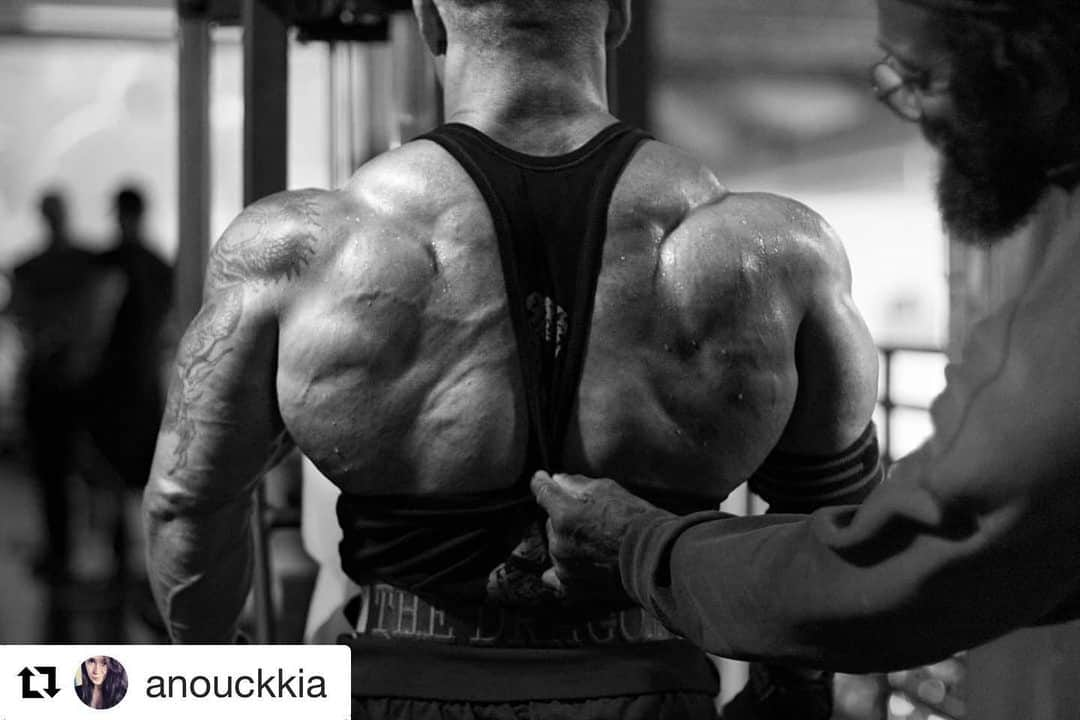 Hidetada Yamagishiさんのインスタグラム写真 - (Hidetada YamagishiInstagram)「6days before @mrolympiallc 2014 It was my honor to be trained by @thecharlesglass @godfatherofbodybuilding Photo by @anouckkia  #Repost @anouckkia with @get_repost ・・・ @thecharlesglass 's exhibiting @hideyamagishi 's back, 6 days before Mr.Olympia, City Atheltic Club, Las Vegas, 2014 From "Champions (or A better me)" in progress essay (10 years project) . . . . . . . . . . . #spicollective #bnw_zone #bnw_addicted #bnw_captures #bnwphotography #bnw_greatshots #bnw_demand #bnwsouls #bodybuilding #ifbb #ifbbpro #hidetadayamagashi #charlesglass #fitnessaddict #champion #gym #documentaryphotography #lasvegas #longtermproject #bnw_rose #magnumphotos #humanbody #friendsinperson #anatomy #bodybuilder #muscle #hikaricreative」6月21日 2時02分 - hideyamagishi