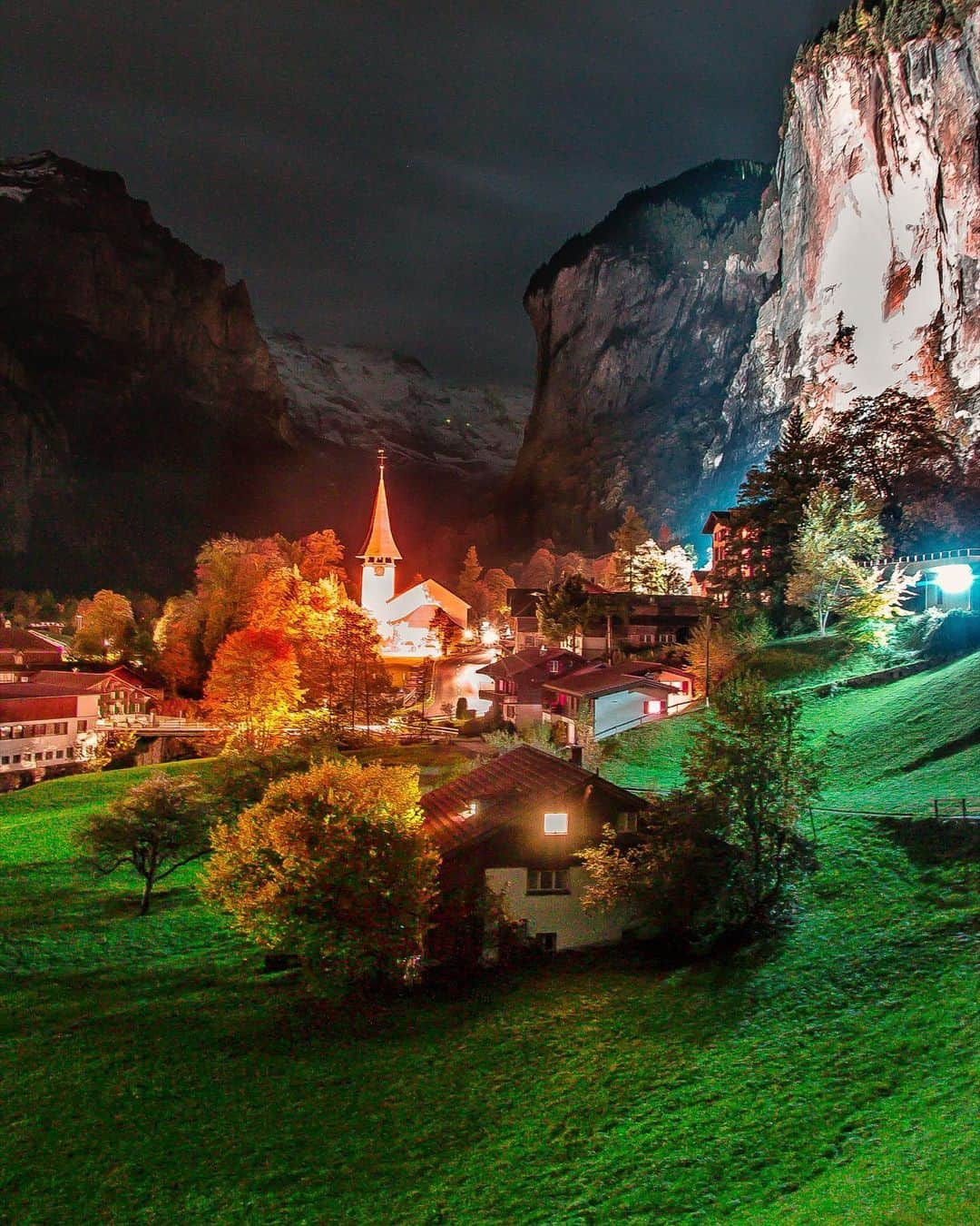 Hatice Korkmaz The Color Queenのインスタグラム：「Good old days💚 #lauterbrunnen #jungfrauregion #switzerland #nature #colors #landscape #love」