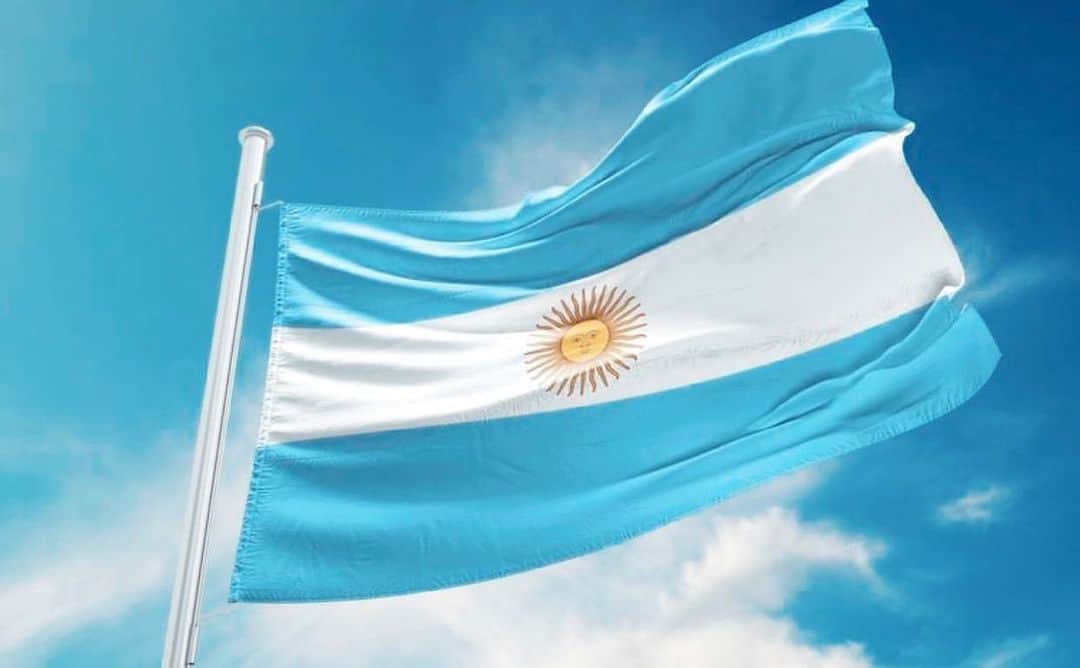 レアンドロ・ダニエル・パレデスのインスタグラム：「Feliz día a la más linda de todas 👏🏽💙🇦🇷 orgulloso de ser argentino 💙」