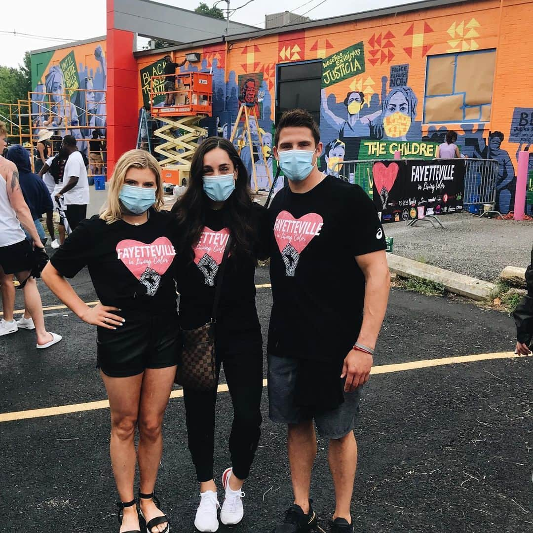 ジョーディン・ウィーバーのインスタグラム：「Black lives matter 🖤  @razorbackgym  #fayettevilleinlivingcolor」