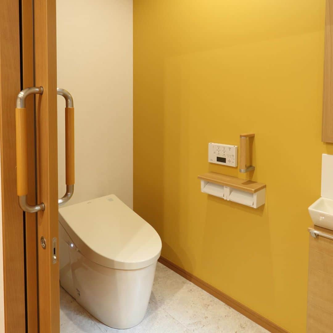 LABOdezaoさんのインスタグラム写真 - (LABOdezaoInstagram)「#オウチノコトカンガエル 【vol.7  アクセントクロスの楽しみ方　〜トイレ編】 🔶色別の壁紙事例1️⃣ 色からアクセントウォールを考えてみましょう。トイレに向いている心理効果の高い色は以下の通り。迷われた時のご参考までに。 トイレでオススメの心理効果を持つ色は 🟡黄色（オレンジ色） 🟢緑色 の2色です。 黄色・オレンジには腸を活発にする働きがあり、緑には腸を整える働きがあると言われています。トイレの壁紙にオススメの色とされます。　それ以外の色もトイレ空間を個性的に仕上げてくれます。それでは、色の壁紙を使った事例を見てみましょう。 🟡黄色の壁紙事例1枚目 黄色は鮮やかで刺激的な色ですが、アクセントクロス以外の床や壁に白を用いると、少し柔らかなイメージ。個性的な色や柄を使用する時はよく使う手法とも言えます。また、黄色は心理的作用の腸活発化以外でも清潔感を与えることができる色なので、分量を間違わなければトイレにはピッタリの色なのです。 🟡黄色の壁紙　事例2枚目 同じ黄色でも少しくすんだ色なら壁全体に採用しても、それほど刺激的な印象になりません。写真の現場では一部分にアクセントとして黄色の花柄をいれると程よく賑やかな印象になりました。くすみ色は一派歩ま違うと汚れてしまった印象になったしまうのでバランスが難しいのですが、うまくハマるととても洗練されたイメージに。インテリアの面白さでもあります。  #トイレインテリア   #おうち時間 #おうち時間を楽しもう  #アクセントクロス　#アクセントウォール  #トイレ #ライフスタイルリノベーション　 #マンションリノベーション #デザオ建設 #デザオ #DEZAO  #DsLABO # 戸建リノベーション #リノベーション #リフォーム  #注文住宅  #家 #住宅 #建築 #暮らし #マイホーム計画 #インテリア #デザイン #家づくり ＊デザオ建設のリフォーム、詳しい情報はこちらからどうぞ → @dezaoreform」6月21日 2時23分 - dezaoreform