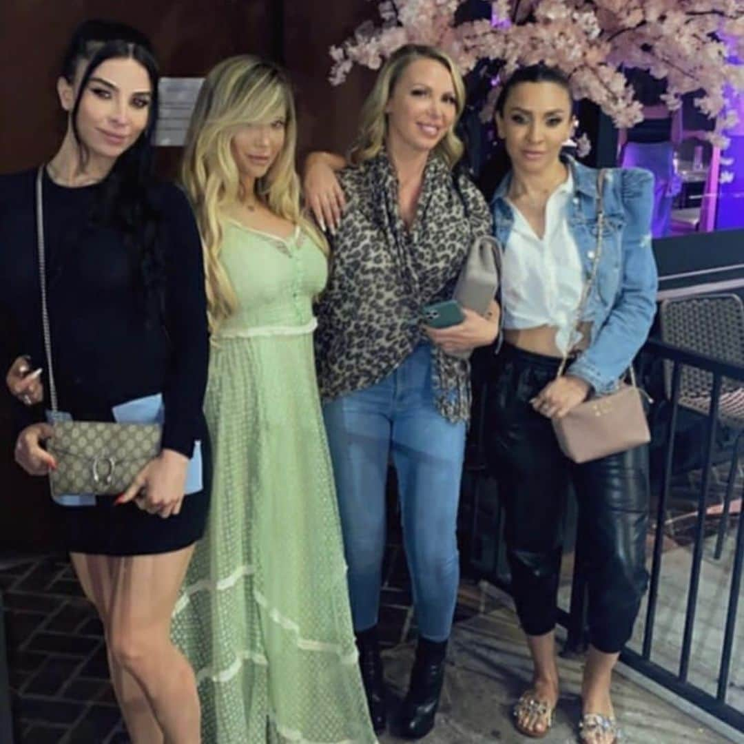 ニッキー・ベンツさんのインスタグラム写真 - (ニッキー・ベンツInstagram)「It was so good to get out and have dinner and drinks with the girls! I’m smiling because good food, great company and good drinks will do that to you!」6月21日 2時32分 - nikkibenz