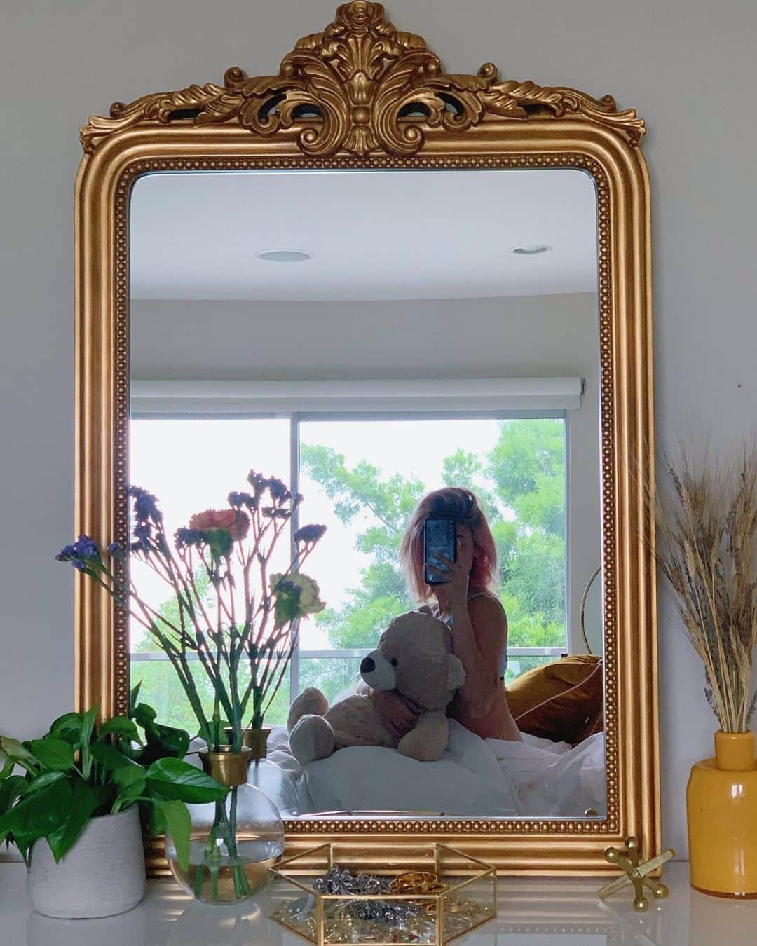 ケルシーのインスタグラム：「tucked my bear into bed last night」