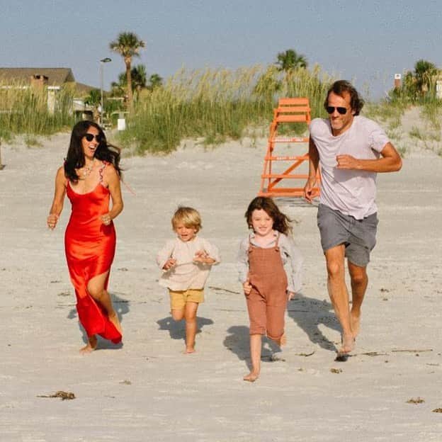 ダニジョーのインスタグラム：「Let’s hear it for family time!! @jodiesnydermorel in the Cherry 🍒 Tie-Strap Slip • photo @christinablock.co」