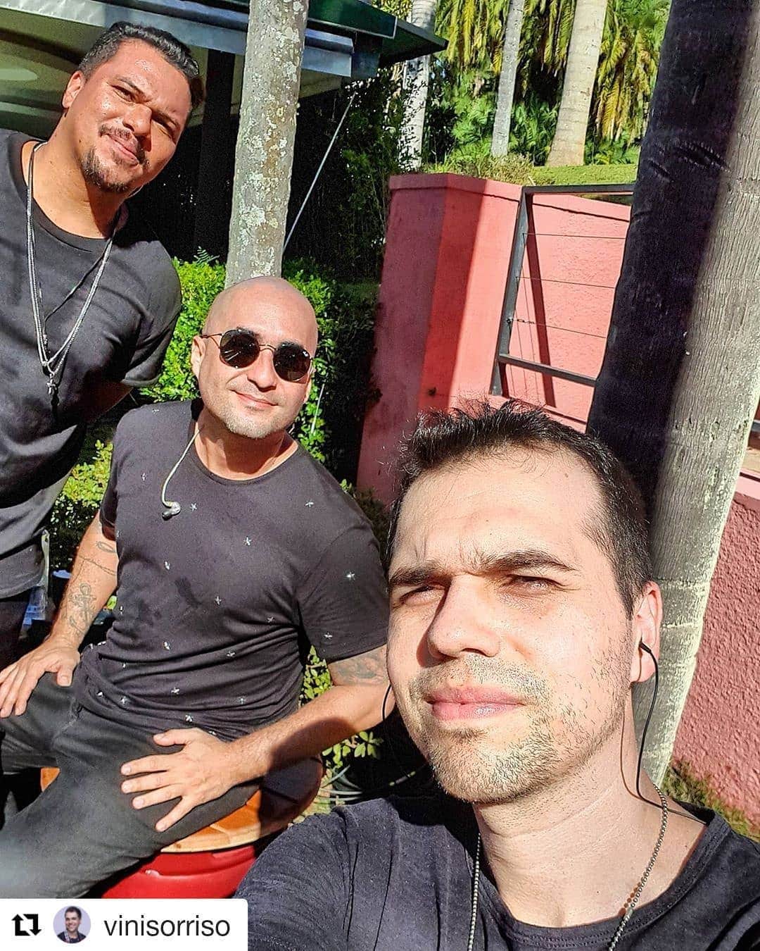 Sorriso Marotoのインスタグラム：「#ChurrascoBrahmaLive  @brahmacerveja  #Repost @vinisorriso ・・・ Só naquele ☀ esperto na Live com @edsonehudson! Só sucesso, povo! 🙏🏻 🙏🏻」