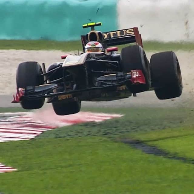 F1さんのインスタグラム写真 - (F1Instagram)「✨ F1 cars out of context ✨⁣⁣ ⁣⁣ Drivers going airborne may be more common than you think 👀 Check out our video of the top 10 flying cars on F1.com and YouTube!⁣⁣ ⁣⁣ #F1 #Formula1 #Motorsport #FlyingCars」6月21日 2時46分 - f1
