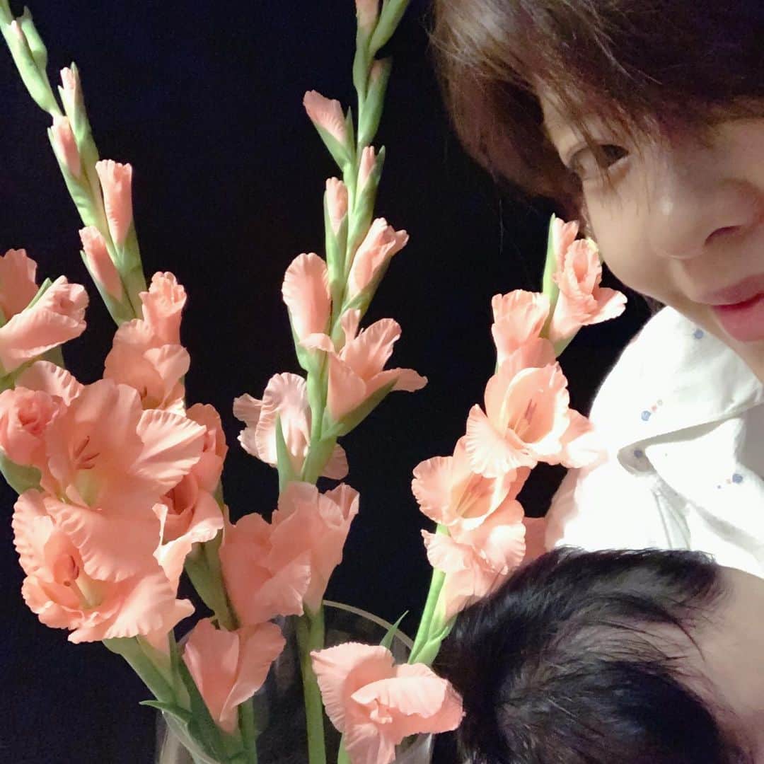 イ・ユンジのインスタグラム：「이시간에깨어있는 분들과 함께보는 꽃과....낑겨서우리도. #셋다찍기힘드네#새벽세시공이분#이시간에사진찍기란#너와의밤을부여잡고픈맘#글라디올러스#처음엔아스파라거스인줄#너무도매력적인자태」