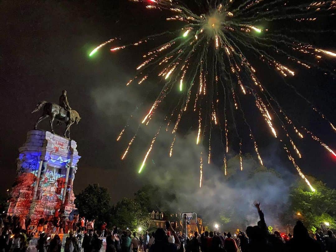 NBC Newsさんのインスタグラム写真 - (NBC NewsInstagram)「Fireworks explode over the statue of Confederate General Robert E. Lee during an event to mark #Juneteenth on Friday in #Richmond, #Virginia. . 📷 Mallory Noe-Payne / @reuters」6月21日 2時54分 - nbcnews
