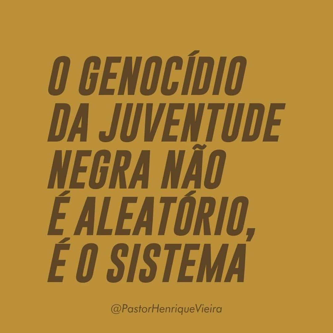 Bruno Gagliassoさんのインスタグラム写真 - (Bruno GagliassoInstagram)「@pastorhenriquevieira : Na cultura racista da nossa sociedade o negro é culpado até que se prove o contrário. Depois de quase quatro séculos de escravidão não aconteceram políticas de indenização, reparação, inserção social, garantia de emprego, renda e acesso à moradia e direitos básicos. O Estado trata a questão social e racial basicamente através de seu aparato penal, repressivo e punitivo. Em outras palavras: existe uma cultura de criminalização da pobreza e do povo negro. Existem territórios que são sacrificados socialmente, onde existe a liberação subjetiva para matar. Maria Eduarda, Agatha, Marquinhos, João Pedro...Tantas mães chorando! Só que mais absurdo do que o absurdo é quando o absurdo deixa de ser absurdo. Ou seja, esse genocídio (porque é em grande escala e permanente) é naturalizado e em alguns casos justificado e desejado. Sim, se constrói o discurso de que estes jovens ou estas crianças deveriam morrer. O Brasil prende e mata negros e pobres e isso não tem a ver necessariamente com delitos, cometidos, mas com estigma social, corpos selecionados para a cadeia ou para a morte. É resultado de um sistema elitista e racista que naturaliza seu próprio absurdo. Não percam a capacidade de refletir, de sentir, de questionar e de amar. É preciso superar este sistema e salvar nosso próprio coração da morte do afeto. #VidasNegrasImportam #PastorHenriqueVieira」6月21日 3時00分 - brunogagliasso