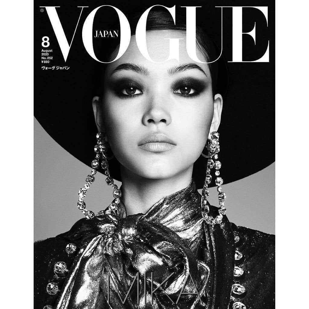 アンナ・デッロ・ルッソさんのインスタグラム写真 - (アンナ・デッロ・ルッソInstagram)「Amazing Mika ❤️❤️❤️ @mikaschndr for @voguejapan August issue 🇯🇵photographed 📸by @luigiandiango styled by #Adr  @annadellorusso in Paris at the beginning of March before the world went into lockdown @georgisandev @luigimurenu @pg_dmcasting @2bmanagement」6月21日 3時08分 - annadellorusso