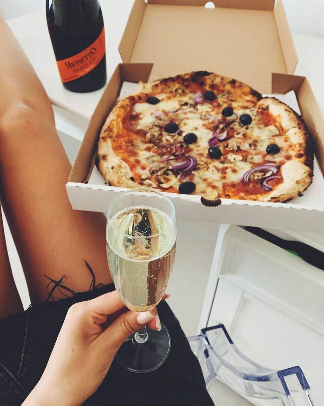 Mionetto Prosecco Montenegroさんのインスタグラム写真 - (Mionetto Prosecco MontenegroInstagram)「Subota veče nije uvijek izlazak u grad, nekada je to kuća, pizza i Mionetto Prosecco 👌🏼🍕🥂🧡 . . 📸 : @paulinadymka . .  #mionettoprosecco #valdobbiadene #G3Spirits #montenegro #mionettoME #lifestyle #mionetto #mymionetto #madeinitaly #prosecco #proseccotime #italy #sparklingwine #wine」6月21日 3時13分 - mionettome