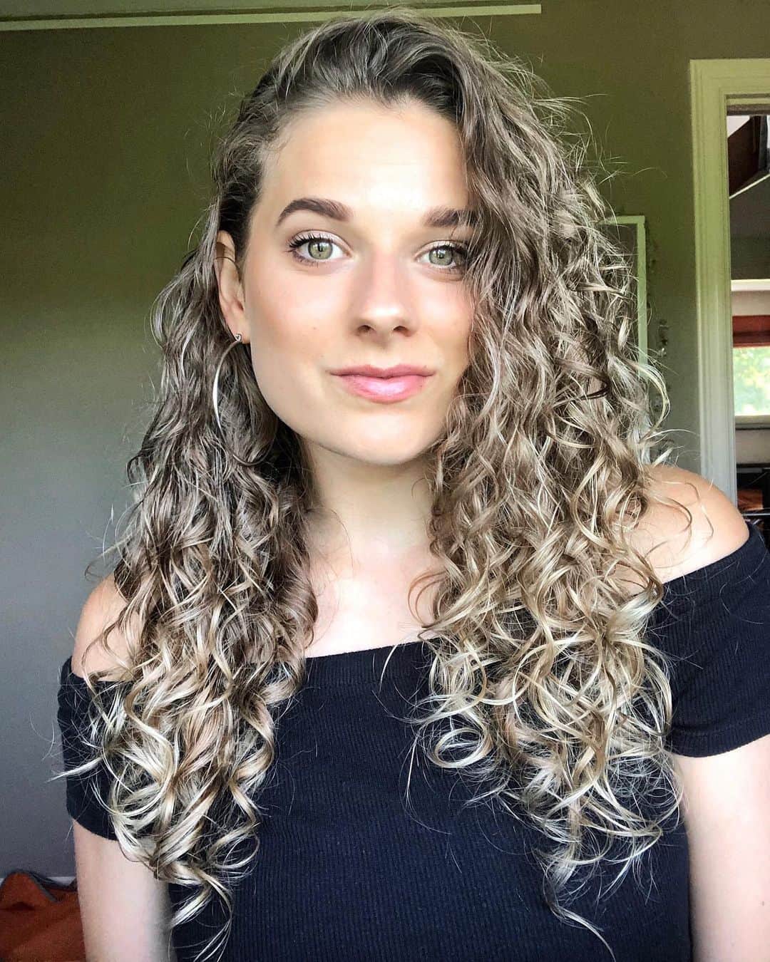 ラウラ・デ・ウィットのインスタグラム：「Curls do it better ➿」
