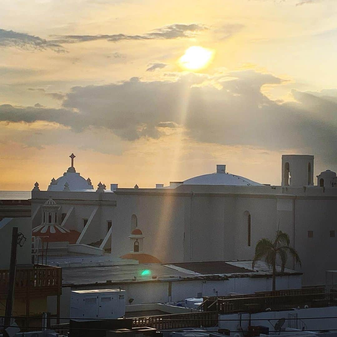 イーサイ・モラレスさんのインスタグラム写真 - (イーサイ・モラレスInstagram)「I love it when God peeks back on us... 😉 #oldsanjuan #puertorico #faith #vision #taino #africano #europeo #rooftop #rooftopviews #eyeofgod #hereslookingatyoukid」6月21日 3時31分 - esai_morales