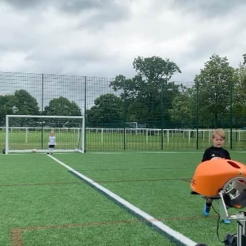 マーク・バンのインスタグラム：「I got the @balllauncherofficial out on my little lad yesterday . 🤣 top bins🗑  I wonder if Roy keane could of saved it 🤣」