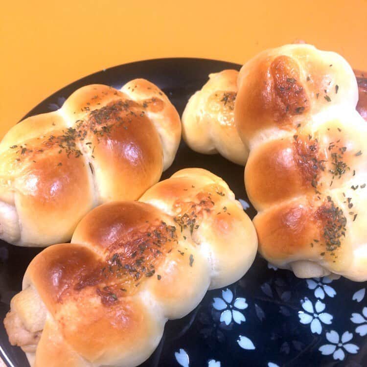 兵頭彰のインスタグラム：「本日はちくわパンと生食パンをこしらえました🍞 どちらも上手にできました🎵  #bjw  #大日本プロレス #大日道場飯」