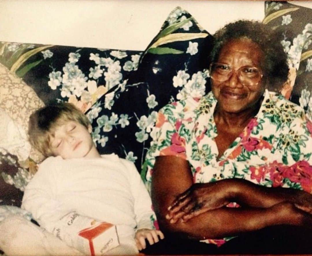のインスタグラム：「I think about Pauline a lot. I grew up with her as a guiding light as her close friendship with my parents turned into a gift of a grandmother I never had. She would take me to church, talk with me about the future, and share her feelings about the world with me. Very grateful for my time with her. I was 21 when she passed away, and I miss her so much. I know deep down in my heart of hearts, she is part of a spiritual force orbiting and giving strength to those who need it. A real angel. Look at my little hand on her leg. 😢We miss her so much. I wish she was around to see the world going through this change!!」