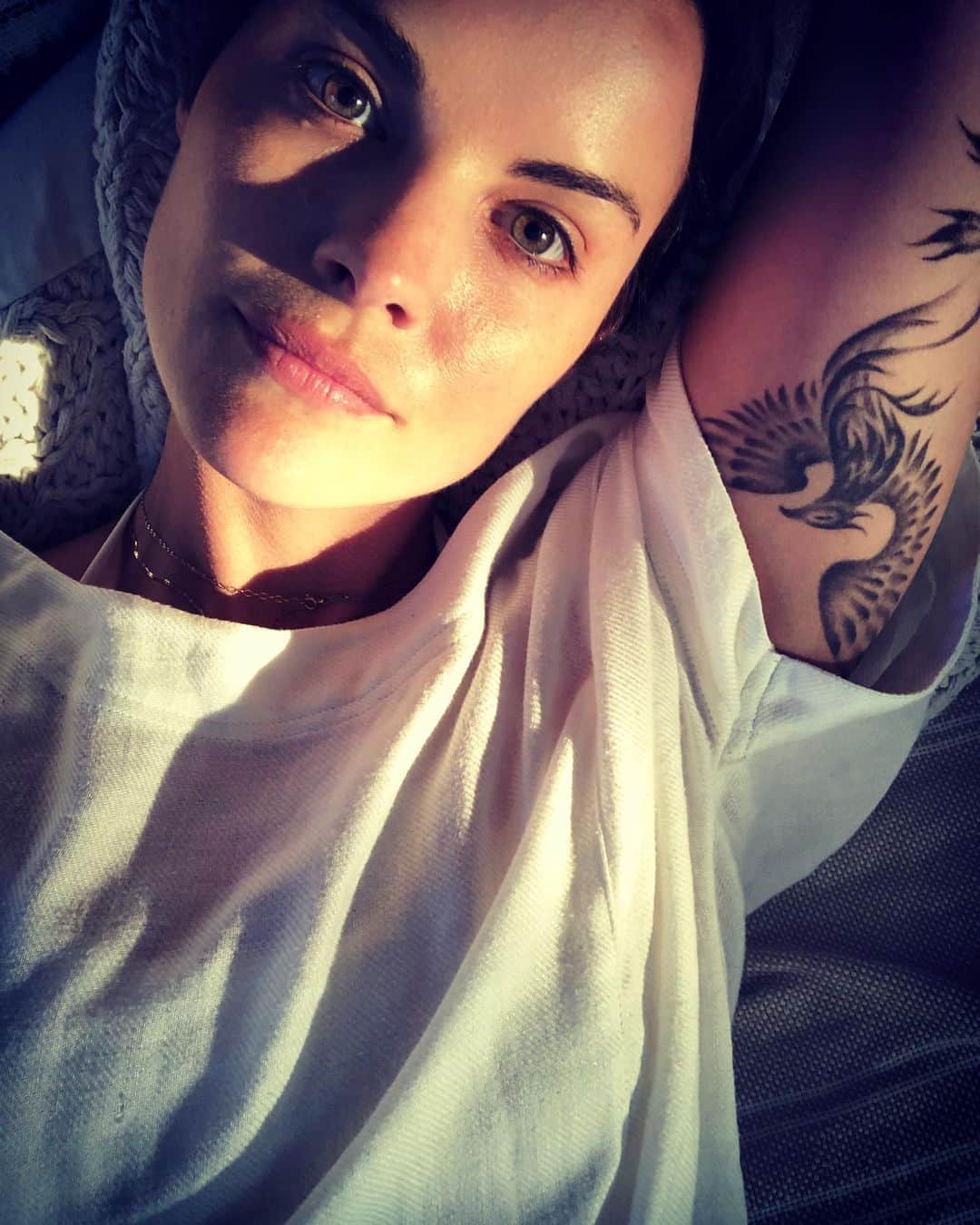 ジェイミー・アレクサンダーのインスタグラム：「The moment after meditation. 🙏🏻 #Saturday #grateful Sending out all the love in my heart. ♥️」