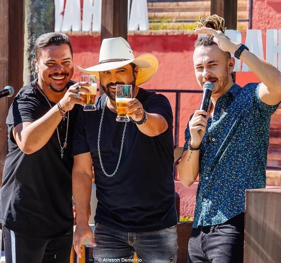 Sorriso Marotoのインスタグラム：「Quem tá curtindo o #ChurrascoBrahmaLive? Corre pro Youtube do @edsonehudson que tá rolando muita música, resenha boa, churrasco e, claro, aquela @brahmacerveja gelada! 😀 #ad」