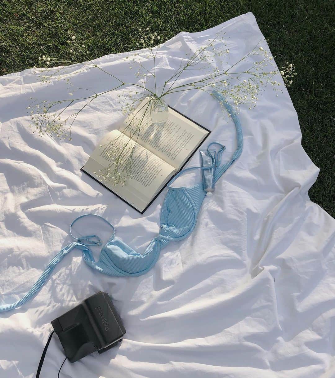 Marianna Hewittのインスタグラム：「Today is the first official day of Summer — and our @summerfridays Self Care Club Series is here! ✨ Join us every week to show us how you self care.  We’re kicking off with our “Backyard Diaries” series. Show us how you’re spending off Summer at home! Swipe through for some inspo pics and more on my stories!  Backyard Diaries: • Take a photo how you summer self care in your backyard or outdoors • Post to your story (double entry for feed!) • Tag @summerfridays • Enter to win any 3 Summer Fridays products of your choice • 3 Winners will be announced on 6/26」