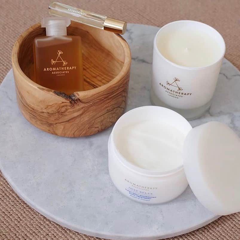 アロマセラピーアソシエイツさんのインスタグラム写真 - (アロマセラピーアソシエイツInstagram)「⁣The longest day of the year means more time for self-care 💙 Enjoy a relaxing ritual to ease you into sleep tonight. @mydailycouture lulls her mind and body with our Deep Relax range — ⠀ ⠀ “Really trying to focus more on relaxation and decelerating routines for myself these days. One of my favourite products it’s the Nourishing Body Treatment which I use before going to bed to give my body a soft massage and deep hydration” 🌙 ✨ #SummerSolstice」6月21日 4時10分 - aromatherapyassociates