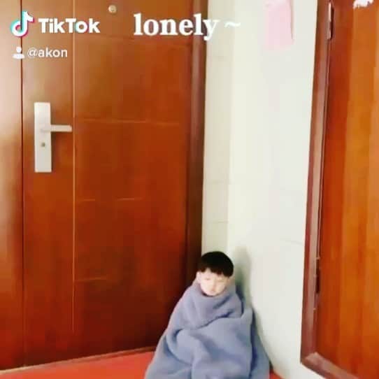 エイコンのインスタグラム：「Cutest lonely kid I’ve ever seen CHALLANGE!!」