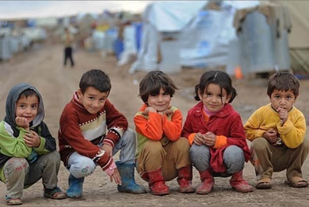 アナベル・ウォーリスのインスタグラム：「Today is World Refugee Day.  I believe that no matter who you are, no matter where you are — you deserve dignity, respect and safety. The lines on a map shouldn’t decide the fate of our lives. They shouldn’t determine who is deemed worthy of help, and who is not. No one chooses to become a refugee. But we can choose how we respond. This #WorldRefugeeDay, and every day, choose love.  To find out how to put your love into action, visit my friends @chooselove. #chooselove  Link in bio. Even the tiniest amount helps.」