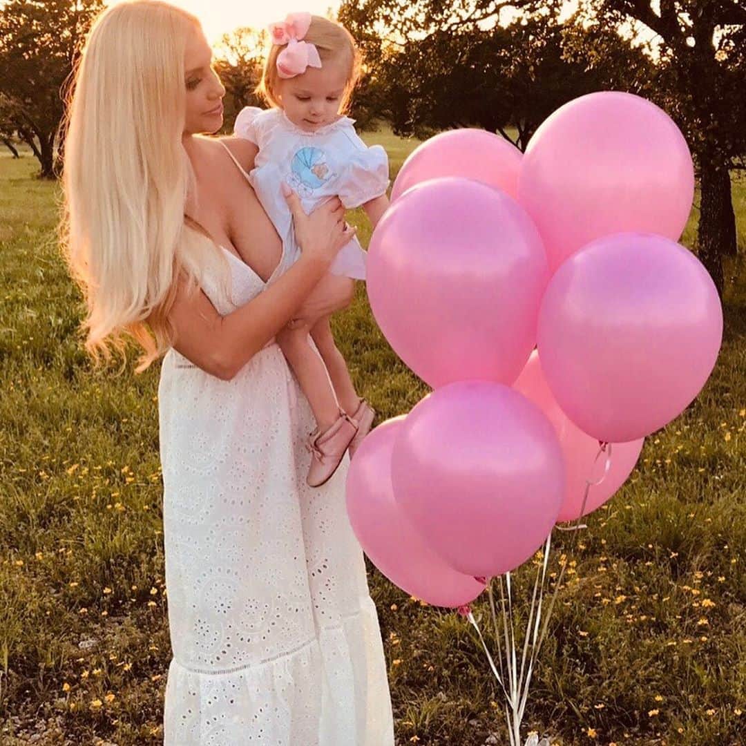 レイン・ギャリソンのインスタグラム：「My golden girls in that golden light! #texas #sunset #girldad」