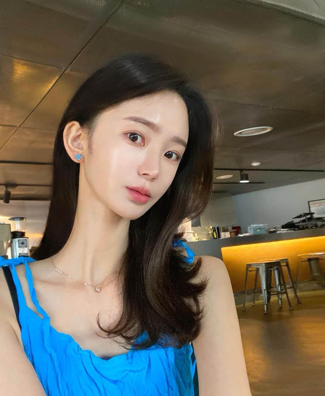 キム・ミニさんのインスタグラム写真 - (キム・ミニInstagram)「밤낮 바꿔보려고  어제부터 멀뚱멀뚱 밤 꼬박 새우고 아침 맞이한 바보 여기있어요 🙋🏻‍♀️ 예전엔 누가 시키지 않아도 항상 일찍 일어났었는데 이제는  강아지랑 닮아가는지 아침잠이 많아져서 큰일이에요 👀  밤새 청순이랑 놀았는데  이제 청순이도 자야하니까  저 어디든 나갔다올게요 💦 주말동안 모두 꿀낮잠 주무세요 🛏❤️ #주말인데 #아침8시에  #커뮤니티가서조식먹고왔어요  #아침형인간의목적 #괜히밥만세끼더먹어요」6月21日 15時27分 - mimiwor