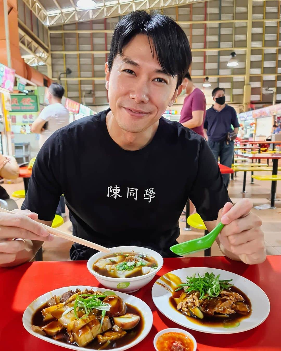 デスモンド・タンのインスタグラム：「First meal at the hawker centre after so long. What a beautiful local experience, isn't it? 没想到最想念的是那么简单的感觉。 坐在档口前，吃着热腾腾的粿汁。 其实幸福也没我们想的那么复杂或遥远。 简单也可以很美，只要放大眼睛看，用心去感受。💙 P.S. As we enjoy the little more space to enjoy our yummy food and meet our loved ones, remember to stay safe and responsible to help us get back to normal life soon.」