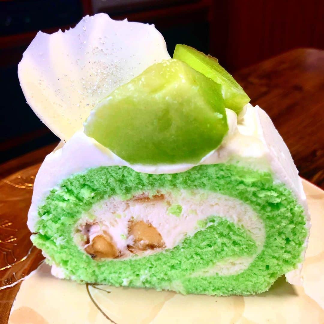 瑛蓮のインスタグラム：「メロンケーキ、バナナ味。 これは画期的です！  #瑛蓮 #メロンケーキ」