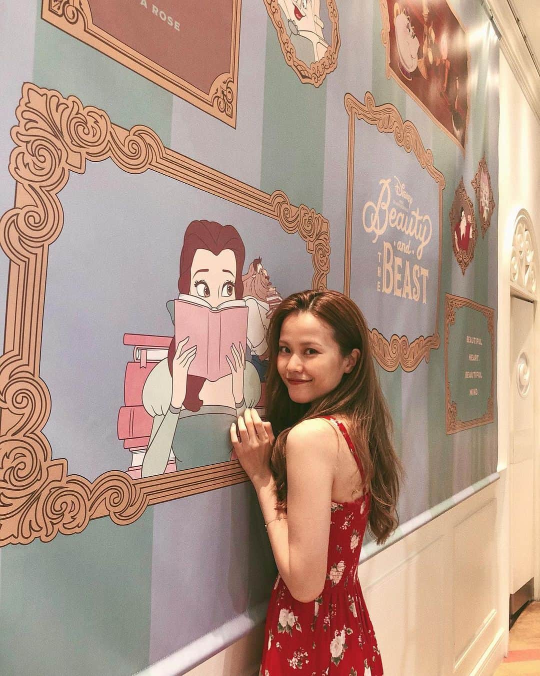 MiracleVellMagicのインスタグラム：「I’ll borrow... this one! 📚🌹 . . #beautyandthebeast #ohmycafe #オーマイカフェ #美女と野獣」