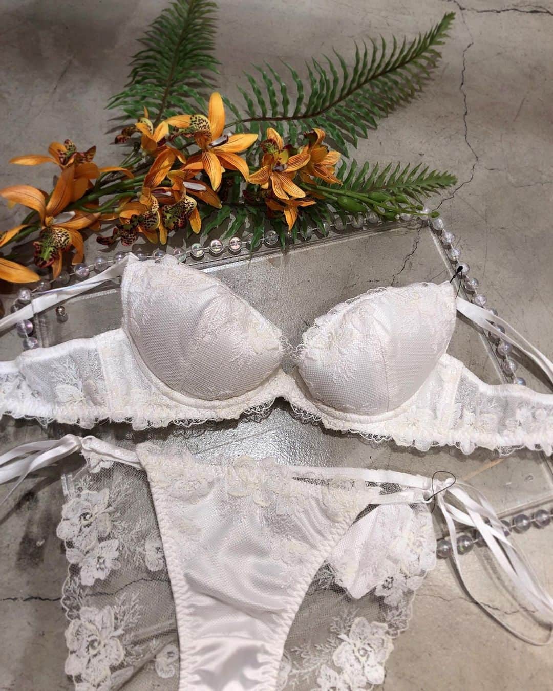 Ravijour札幌4丁目プラザ店のインスタグラム：「#onsale  本日はセール対象の #ダブルフラワーグラマーアップ単品ブラ  のご紹介です🌹✨ 詳しくはブログへ✈  #ravijourstaff  #ravijoursapporo  #ravijour_official #ラヴィジュール」