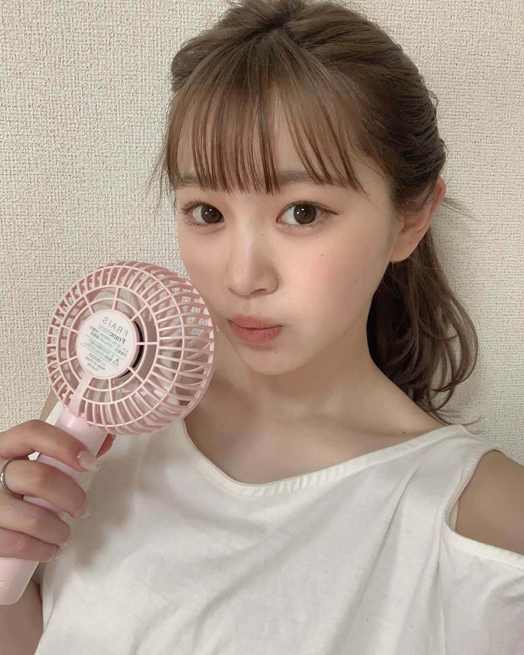 平野夢来（ゆぴぴ）のインスタグラム：「今回もお仕事前にスッキリしてきました😌🤍 ・ ・ 本当に浮腫みやすい体質だから気をつけなければ(--;) #小顔矯正」