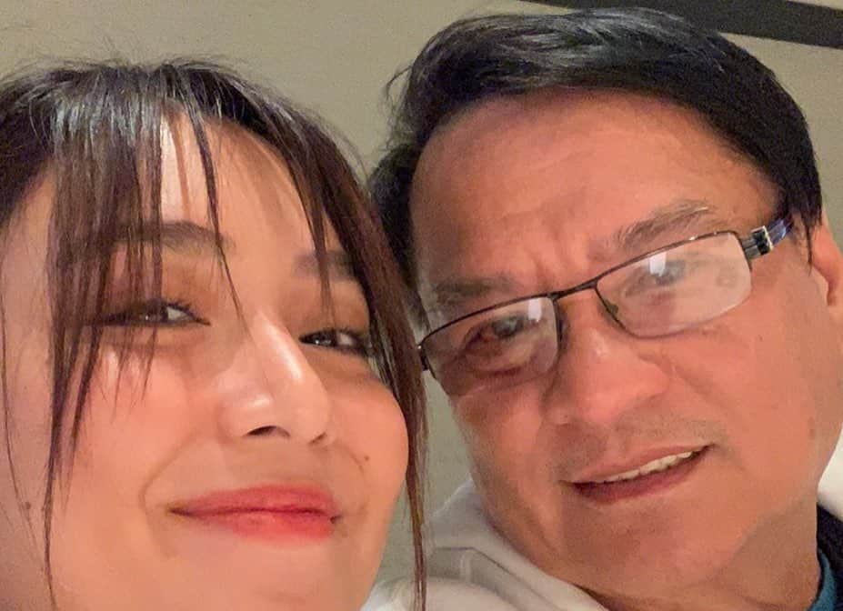 Kathryn Bernardoさんのインスタグラム写真 - (Kathryn BernardoInstagram)「Felt kinda emotional last night as I was browsing through old photos of my papa. 😅 Time really flies and now it's slowly sinking in. Growing up, I've seen all versions of him—from having tight to sagging skin, from having thick black hair to white and thin, from always running to taking his time walking, from being the strictest to becoming the chillest one in our family, from being the last one to go to bed to being the first. Everything happens so fast! Cherish every moment and love your parents because time is something we can never take back.🥺 Happy happy father’s day to my ever so simple papa! I still have so many dreams for us papa! I promise to make them happen. We love and miss you!🥰🕺#teddyBEARnardo」6月21日 14時28分 - bernardokath