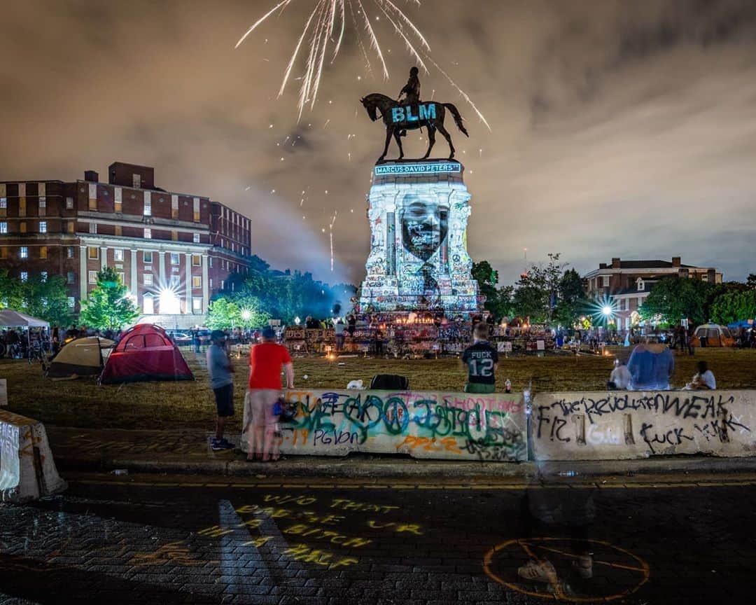 National Geographic Creativeさんのインスタグラム写真 - (National Geographic CreativeInstagram)「Photo by Kris Graves @themaniwasnt | Lee Circle, Richmond, Virginia, June 20, 2020. At the end of a long day of making work, we decided to take one last drive past the Robert E. Lee Memorial. Thanks forever to @natgeo for this once in a lifetime opportunity. To view more of my work, please visit @kgpnyc & @themaniwasnt」6月21日 14時40分 - natgeointhefield