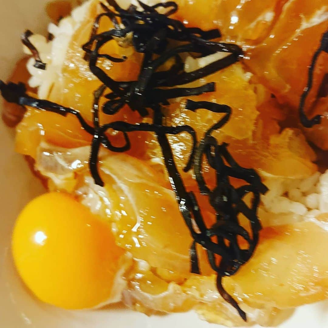 彦摩呂さんのインスタグラム写真 - (彦摩呂Instagram)「タイの刺身を醤油、酒、みりんで 漬けにしました‼️ 麦ご飯にのせて塩昆布。🎵 やはり、決め手は卵黄です😆🎵🎵 かき混ぜて、ガブリエル‼️🎵 「うっまっ〜〜〜‼️」 #彦摩呂#タイの刺身 #鯛めし #卵黄  #簡単ごはん #おうちごはんlover」6月21日 14時34分 - hikomaro_honmono