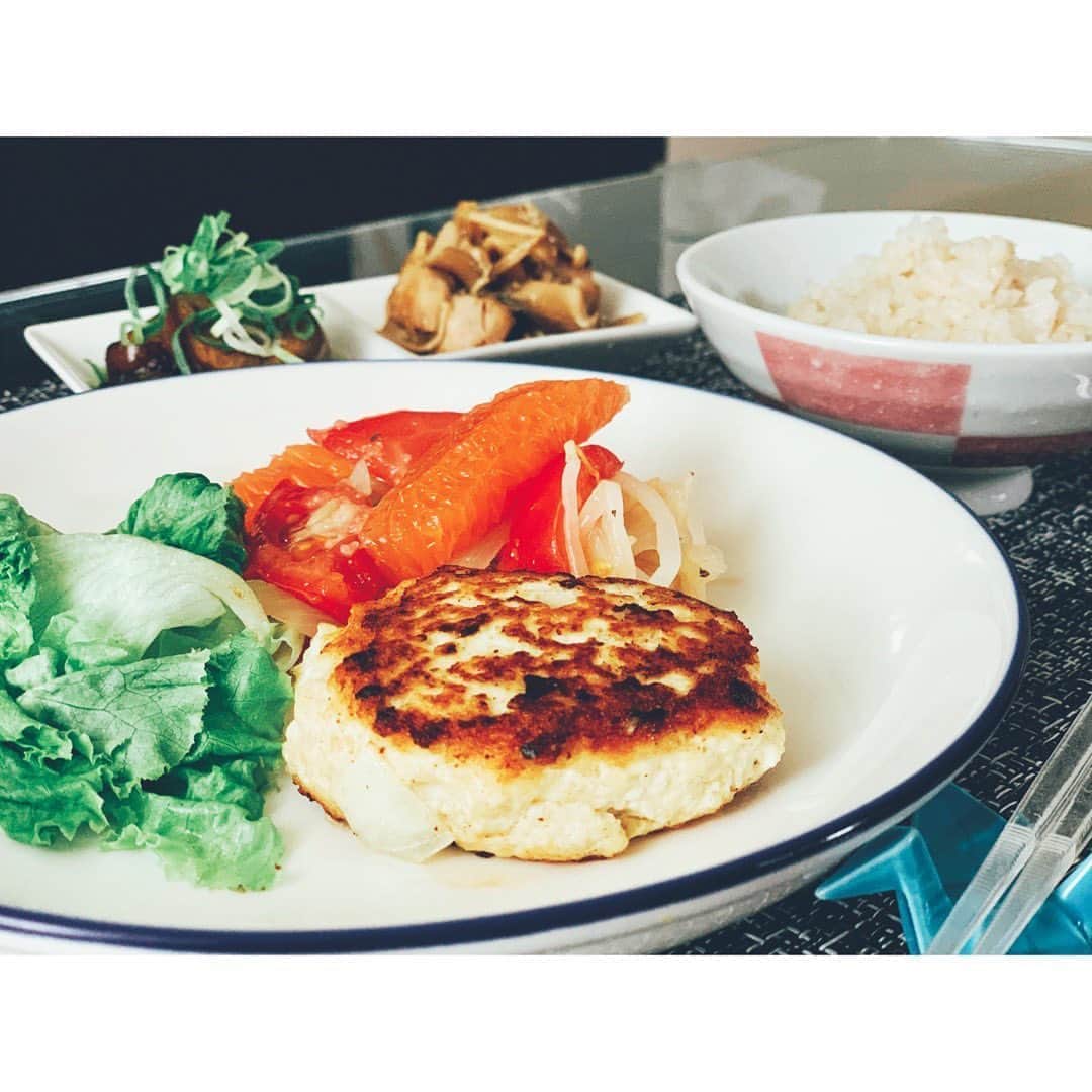 原優香のインスタグラム：「今日のお昼は#豆腐ハンバーグ を自炊したよー！付け合わせは#茄子の揚げ浸し と#きのこのつゆ和え 🍆🍄#トマトとチーズのマリネ も作りました🤤」