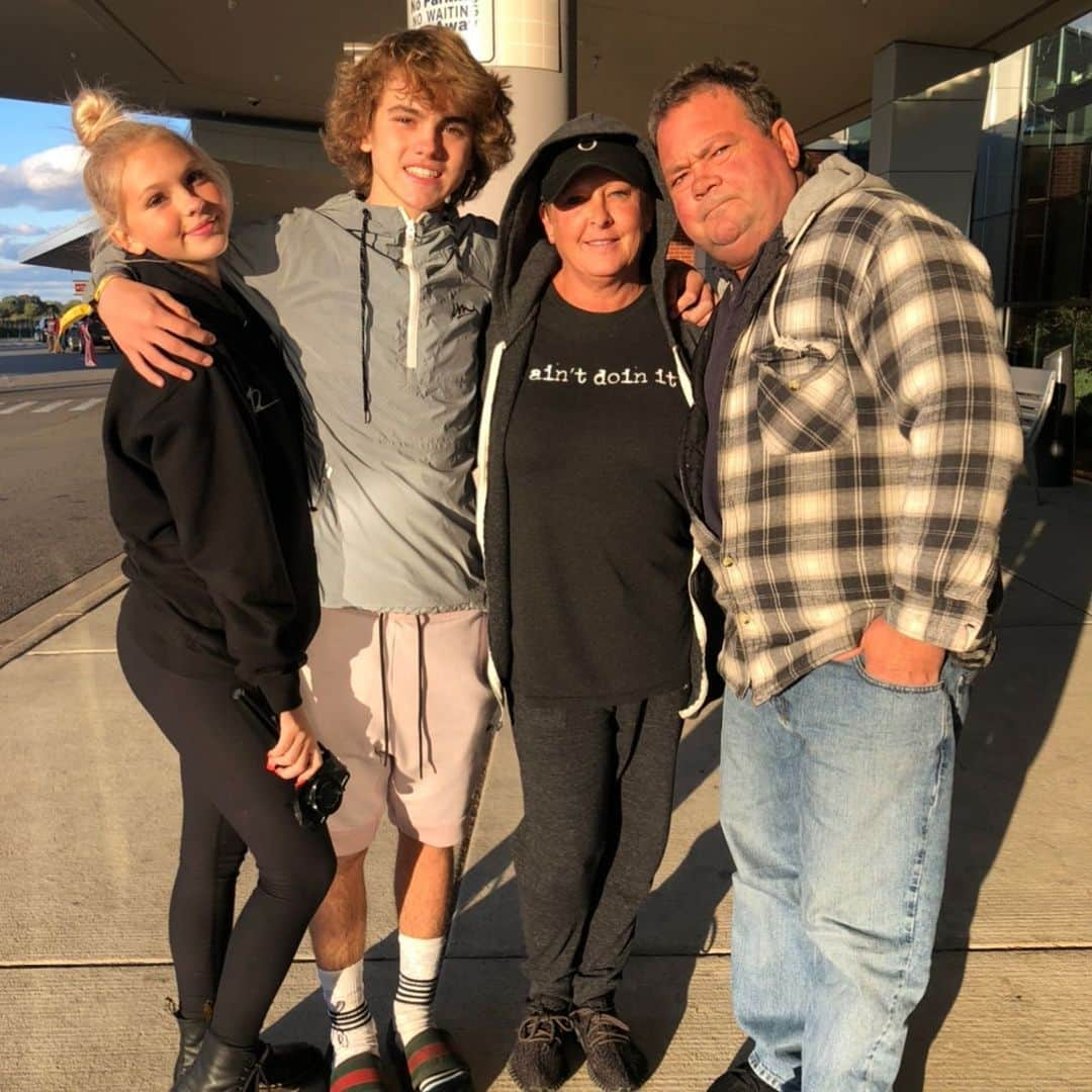 ジョーディン・ジョーンズさんのインスタグラム写真 - (ジョーディン・ジョーンズInstagram)「well dad... the past 4 years i’ve flown home to surprise you for father’s day. this year is different, but i promised i would always keep traditions going because i know you’re still here with me. i just landed in michigan because i couldn’t be in la just at home on this day. i decided i want to celebrate you and your life as our father & husband today. i miss you so much dad. today will be hard and i know you will be near but just know how much we love you. i still will never understand why you had to go so soon but i will forever cherish and love you unconditionally. my dad. my supporter. my everything. happy father’s day dad, miss you 💔❤️」6月21日 14時39分 - jordynjones