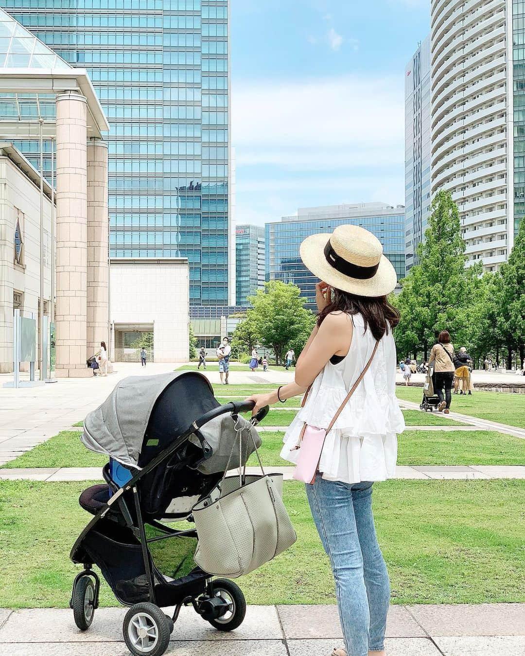 鈴木優美 さんのインスタグラム写真 - (鈴木優美 Instagram)「ストーリーでも載せていましたが、昨日のミニバッグ💓 この日はミニ財布とリップを入れて。 前回のものも載せてみました♪ #スワイプしてね . bag @loewe #loewe #ロエベ  wallet @fendi #フェンディ  lip @chanel.beauty #chanel #シャネル . . 我が家は子ども2人と出かける時は大きいトートバッグと、貴重品を入れるミニバッグの2個持ち！ トートは水筒2つ入れるだけで重たい🤗笑 bag @stateofescape #stateofescape #ステートオブエスケープ . . . . . #ママバッグ #マザーズバッグ #バッグの中身 #ママライフ #2人育児 #2児ママ #ママコーデ #ママコーディネート #ママファッション #pink」6月21日 14時49分 - yumi_kakiuchi