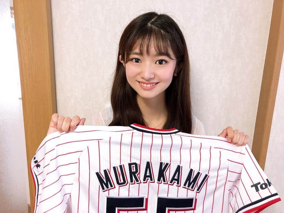 村上なつみさんのインスタグラム写真 - (村上なつみInstagram)「金曜日からプロ野球開幕しましたね！ 神宮に行って応援したいところですが… 😭 ・ ・ 同じ2000年生まれで名字も同じ村上選手！ ユニフォームを着て応援したいと思います😊  #プロ野球開幕 #ヤクルトスワローズ #女子アナ #女子大生  #セントフォースsprout #セントフォース」6月21日 14時46分 - natsumi__murakami