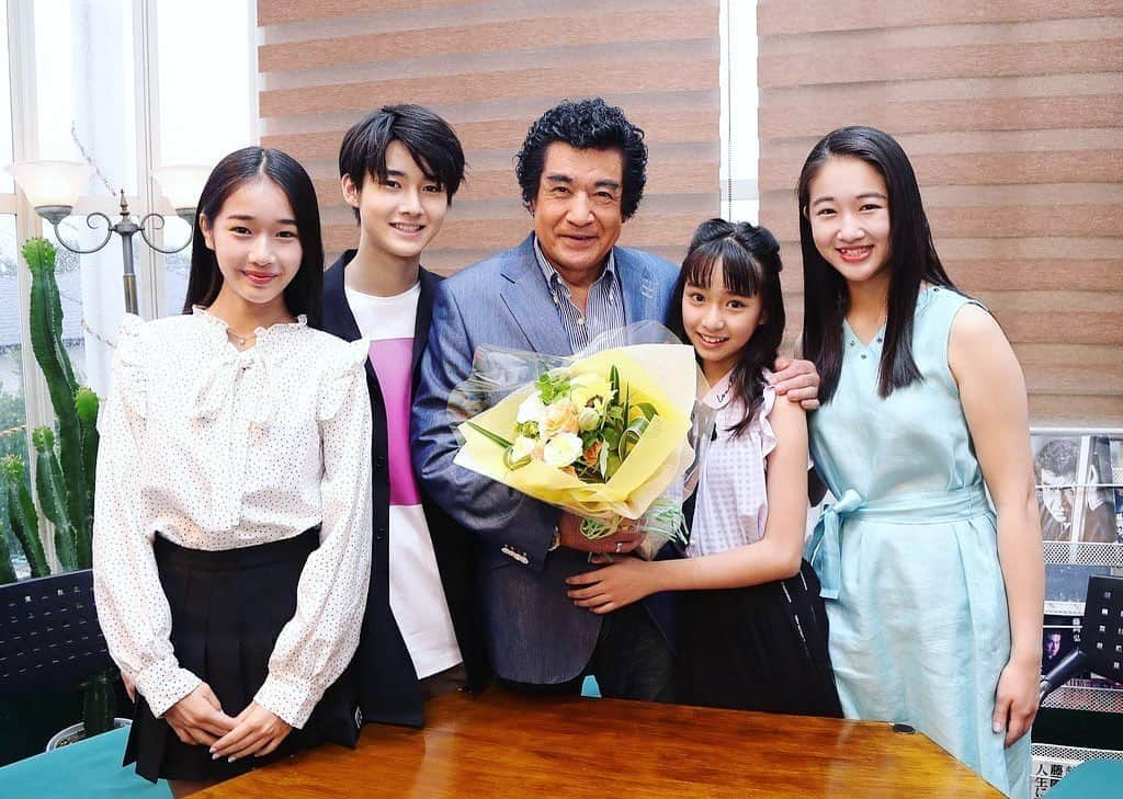 天翔愛さんのインスタグラム写真 - (天翔愛Instagram)「Happy Father's day❤️﻿ たくさんの愛と感謝を込めて。﻿ お父さん今日もありがとう💞﻿ ﻿ 本日6/21(日)発売の﻿ サンケイスポーツ新聞に﻿ 「父の日」特集の特別企画で﻿ familyで初登場致しました✨🙌🏻﻿ ﻿ 父への感謝や、お家時間、今後の目標など、﻿ 一人一人色んな思いを話させて頂いてます。﻿ お父さんの似顔絵も載ってます笑﻿ カラー写真もたくさんで﻿ とても楽しい紙面になっております❣️﻿ 是非😊﻿ ﻿ サンスポweb記事も公開されています✨﻿ →サンスポ　藤岡弘﻿ ﻿ 「サンスポコム」というTwitter公式アカウントからもご覧頂けます！🌸﻿ ﻿ ﻿©️サンケイスポーツ  #サンケイスポーツ﻿ #サンスポコム﻿ #サンスポ﻿ #父の日﻿ #father #thanks #藤岡弘﻿ #hiroshifujioka #aitensho  #感謝を込めて﻿ #天翔愛﻿ #藤岡真威人﻿ #天翔天音﻿ #藤岡舞衣﻿ ﻿ ﻿ ﻿ ﻿ ﻿」6月21日 14時48分 - ai_tensho_official