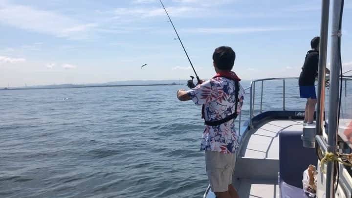 山縣亮太のインスタグラム：「逃した魚は大きい。 船長がキャスティングの勉強用に自分の動画を回してくれた途端にヒット。たぶん10メートルは超える巨大魚でした。。。 というのは冗談でヒットしたのはでっかいドチサメ。あと一歩のところで糸が切れてしまいました。残念！でも楽しかった。  #東京湾　#船釣り　#シーバス　#イナダ　#マゴチ　その他、5種目達成㊗️」