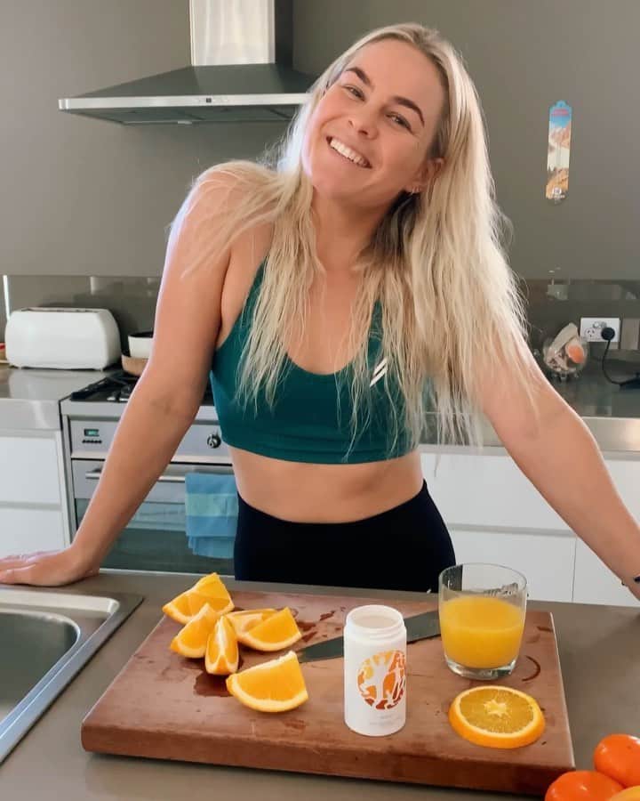 フェリシティー・パルマティアーのインスタグラム：「Winter is upon us which means extra @usanainc POLY-C for immunity support 🍊🍑🥕 @usanaau #liveusana #usana」