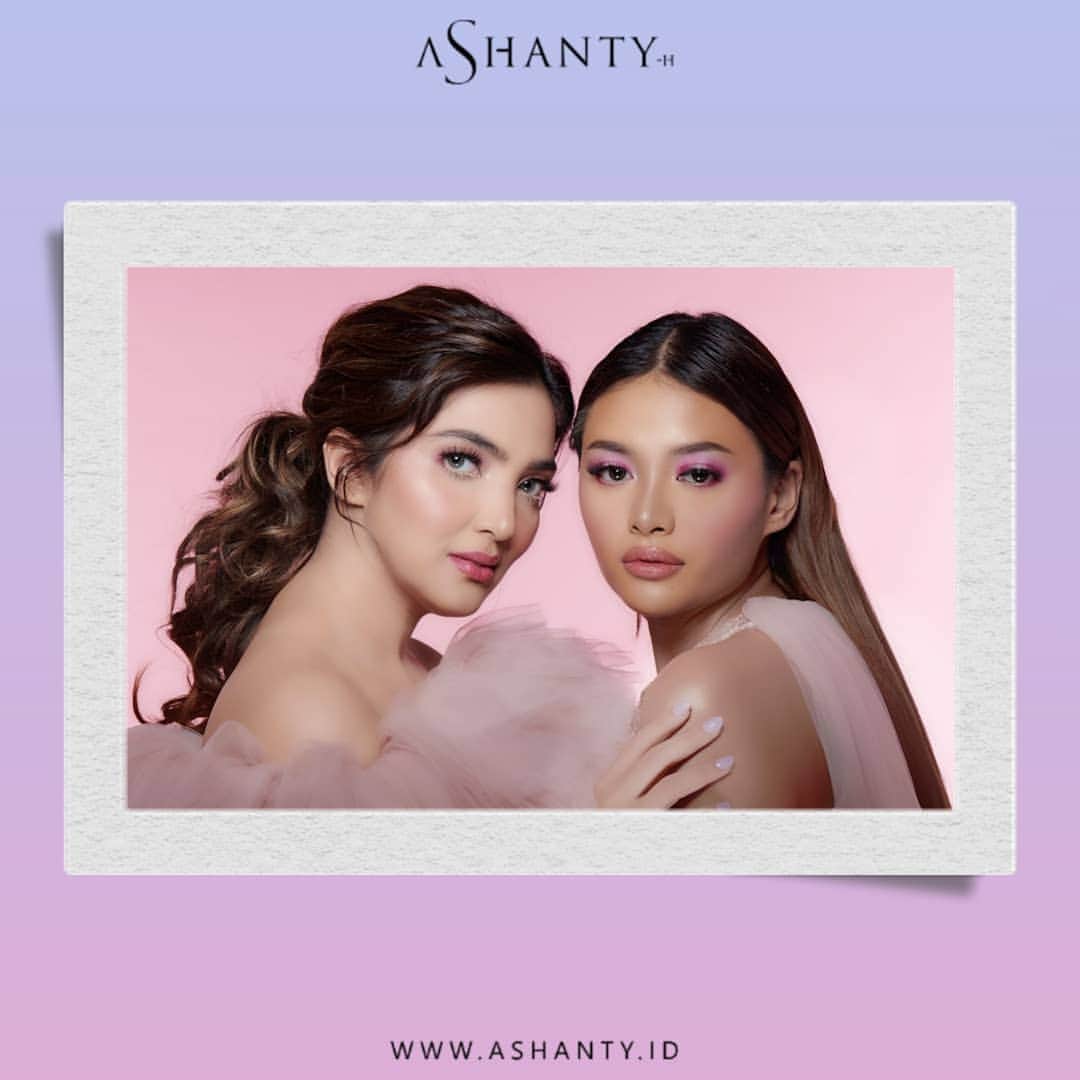 ASHANTY BEAUTY CREAM OFFICIALのインスタグラム：「Beauty begins the moment you decide to be yourself. - Coco Chanel-  _____________________________ Informasi dan pemesanan  Ashanty Beauty Cream Chat Via WA : WA: 085781140354 WA: 081287388885 WA: 081293823950 WA: 087778489900 ⚡️ Fast Respons Click Link On Bio Instagram @ashantyid ❣️ ______________________________ #ashantybeautycream #creamashanty #skincareashanty #skincare #skincareartis #skincarelokal #creamwajah #creamperawatanwajah #obatjerawat #jerawat #kosmetik #krimwajah #creamwajah #whiteningcream #ashantyid #ashanty」