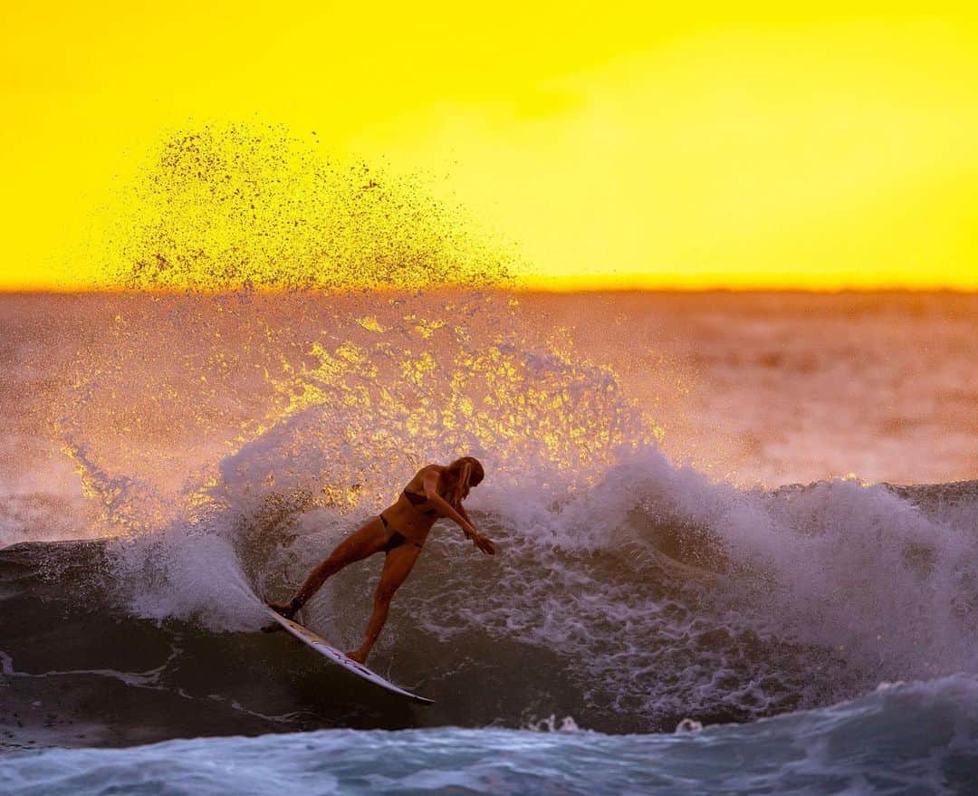 レイキー・ピーターソンのインスタグラム：「Happy #InternationalSurfingDay everyone! I can’t explain how much joy surfing has given me. So incredibly grateful to be able to do this every day. Photo- @badboyryry_」
