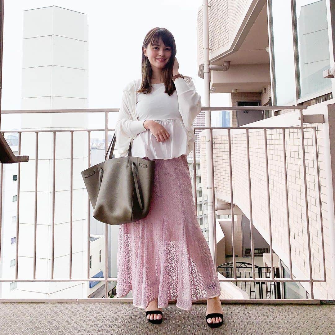 奥山夏織さんのインスタグラム写真 - (奥山夏織Instagram)「たまにはガーリー系も着たいですよね💓✨#drwcys の薄手のカーディガンは暑い日でもサラッと羽織れるから今年沢山きるかも😊 ・ cardigan #drwcys tops #sylph skirt #deicy bagm#celine shoes #frayid ・ #ぽっちゃり 🐷さんへのおすすめポイント❣️ まず二の腕は出さないようにカーディガンを羽織り、下はちょっとだけタイトなスカートを履くことでメリハリを出します✨ カーディガンはバルーン袖の方がゆるっと着れますよ💓 ・・・ #instafashion #fashion #coordinate #instacoordinate #outfit #ootd #ファッション #コーディネート#ol #olコーデ  #ぽっちゃりコーデ #痩せて見えるコーデ #プレぽっちゃり#プレぽちゃ #細見えコーデ」6月21日 15時18分 - okuyama_kaori